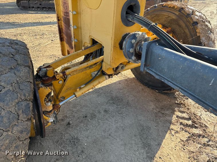 image for item EJ3359 2011 John Deere 672G motor grader