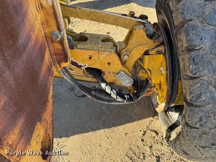 image for item EJ3359 2011 John Deere 672G motor grader