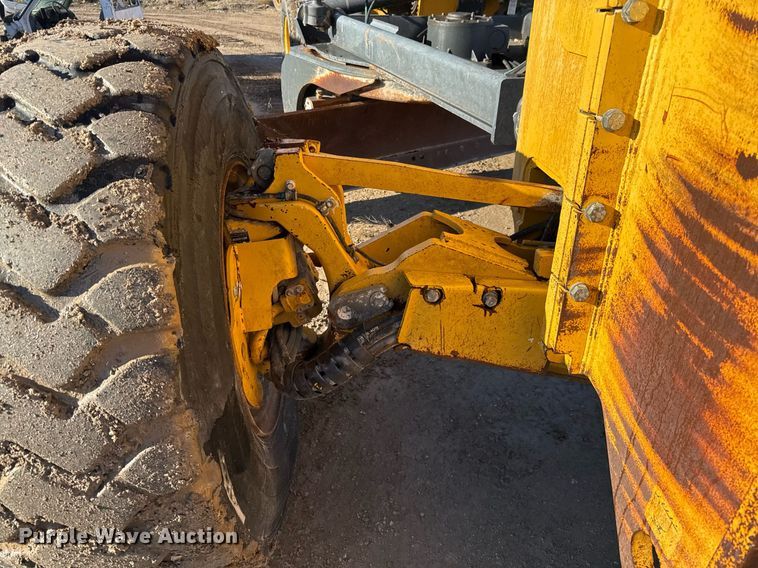 image for item EJ3359 2011 John Deere 672G motor grader