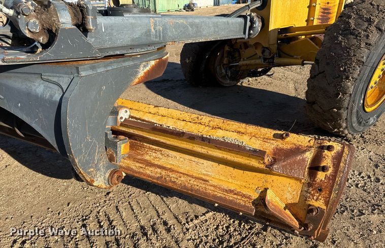 image for item EJ3359 2011 John Deere 672G motor grader