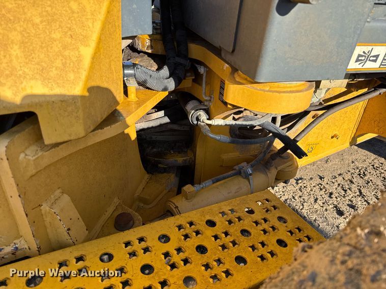 image for item EJ3359 2011 John Deere 672G motor grader