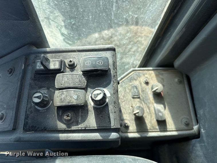 image for item EJ3359 2011 John Deere 672G motor grader