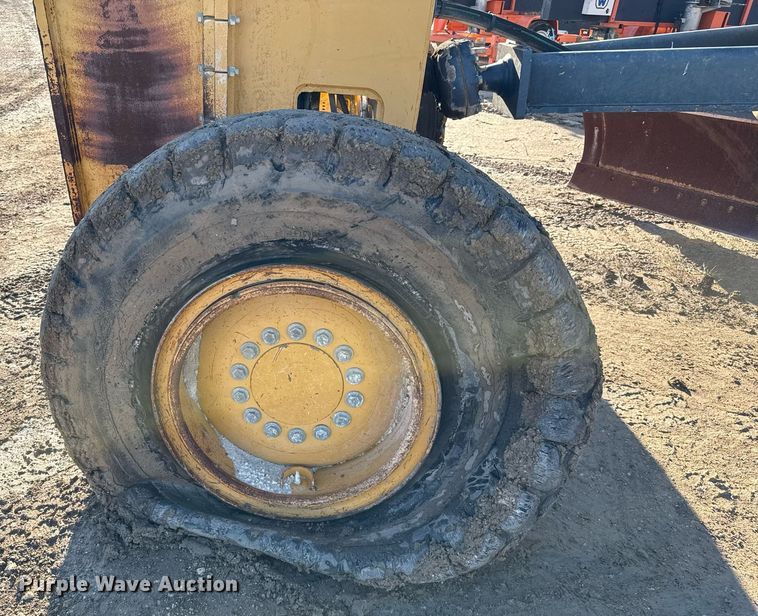 image for item EJ3359 2011 John Deere 672G motor grader