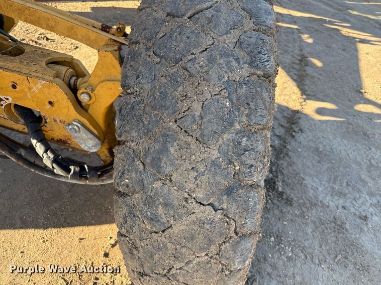 image for item EJ3359 2011 John Deere 672G motor grader