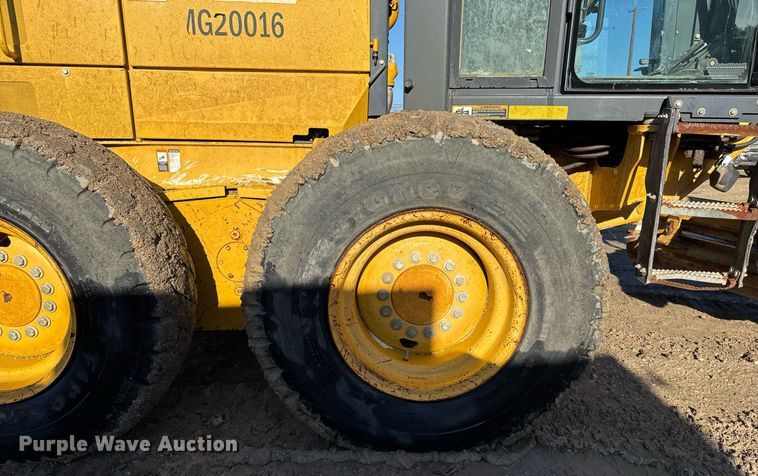 image for item EJ3359 2011 John Deere 672G motor grader