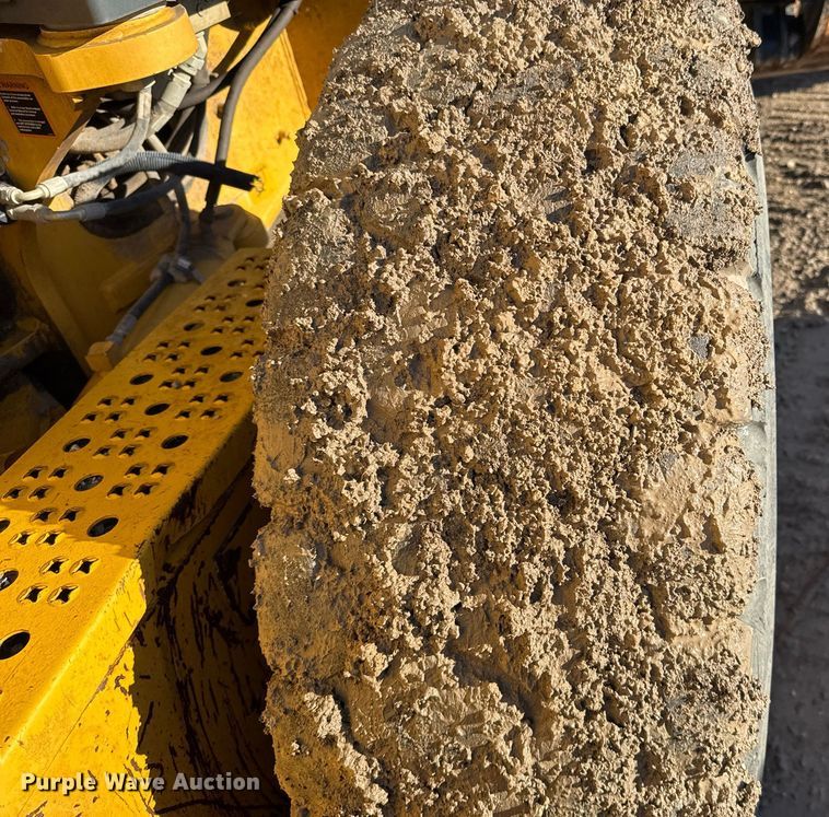 image for item EJ3359 2011 John Deere 672G motor grader