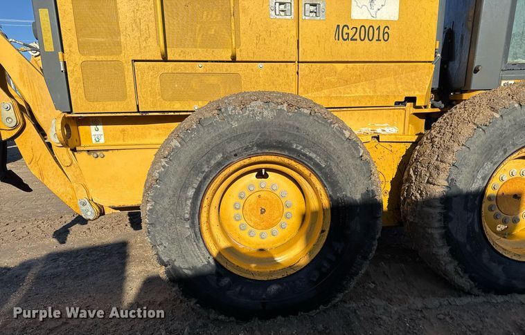 image for item EJ3359 2011 John Deere 672G motor grader