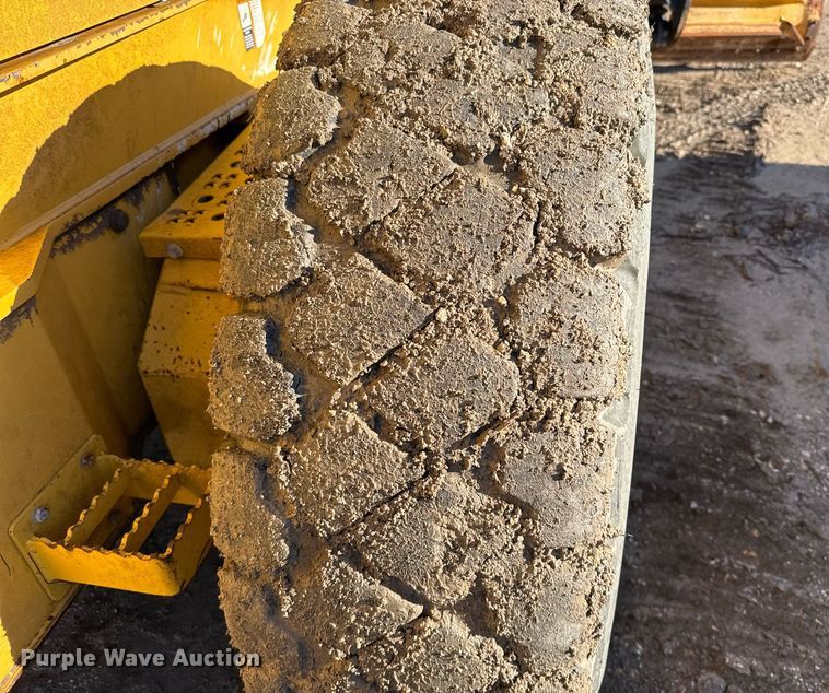 image for item EJ3359 2011 John Deere 672G motor grader