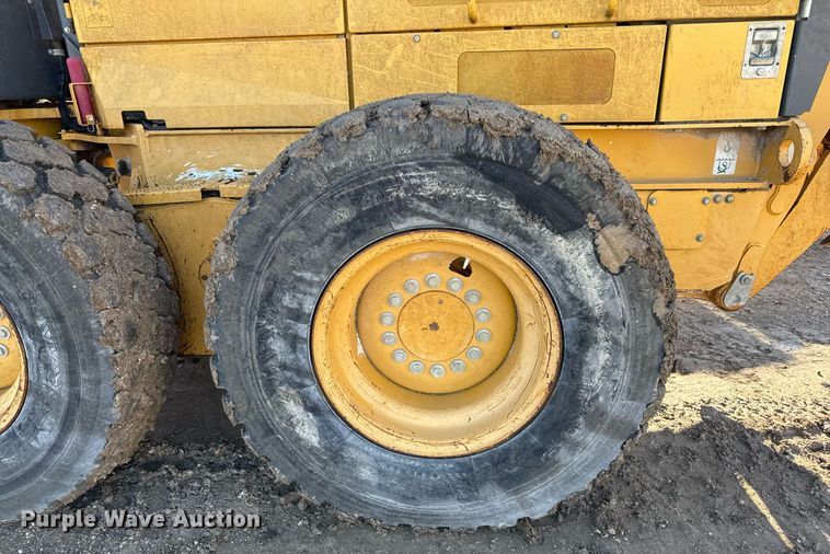 image for item EJ3359 2011 John Deere 672G motor grader