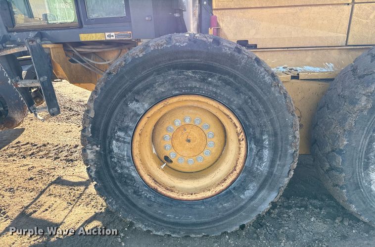 image for item EJ3359 2011 John Deere 672G motor grader