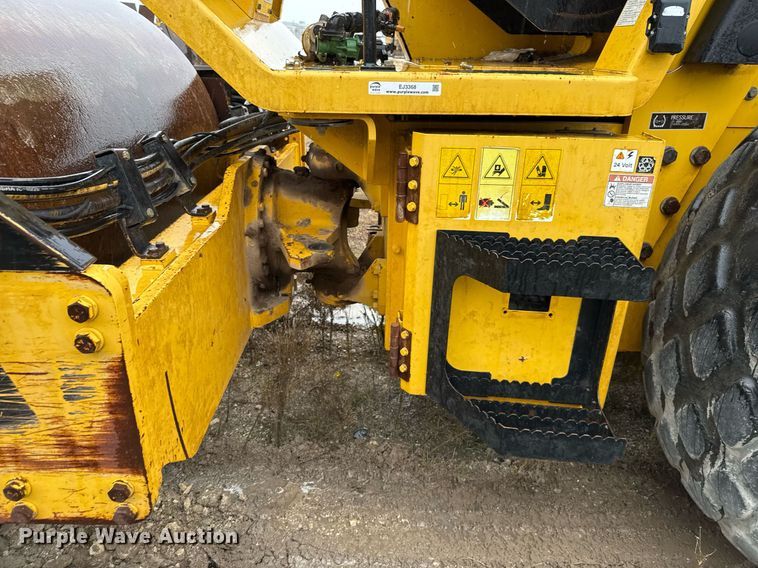 image for item EJ3368 Sakai SV540D single drum vibratory roller