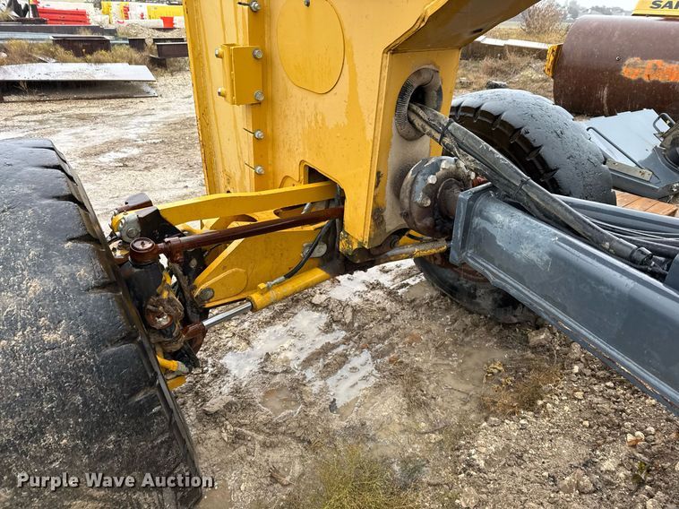 image for item EJ3369 2013 John Deere 772G motor grader