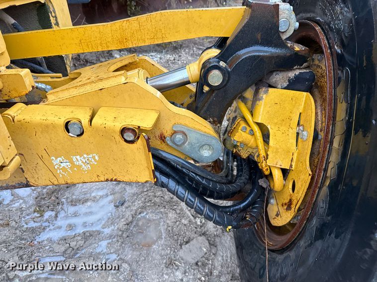 image for item EJ3369 2013 John Deere 772G motor grader