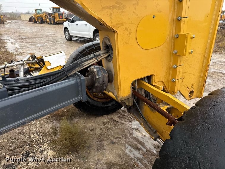 image for item EJ3369 2013 John Deere 772G motor grader