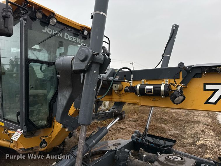 image for item EJ3369 2013 John Deere 772G motor grader