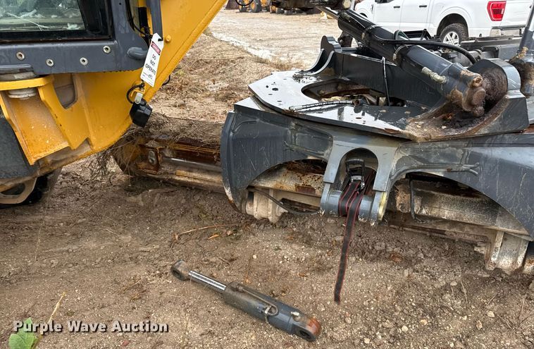 image for item EJ3369 2013 John Deere 772G motor grader