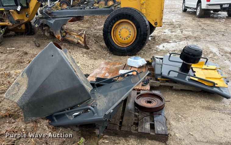 image for item EJ3369 2013 John Deere 772G motor grader