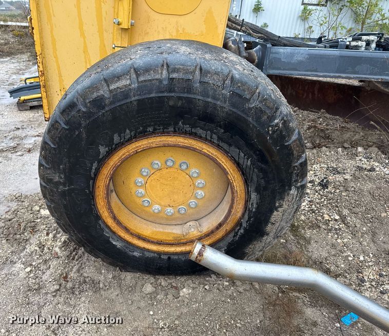 image for item EJ3369 2013 John Deere 772G motor grader