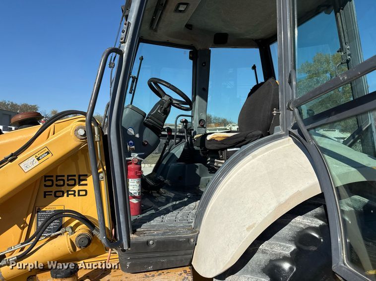 image for item EJ3371 1997 New Holland 555E backhoe