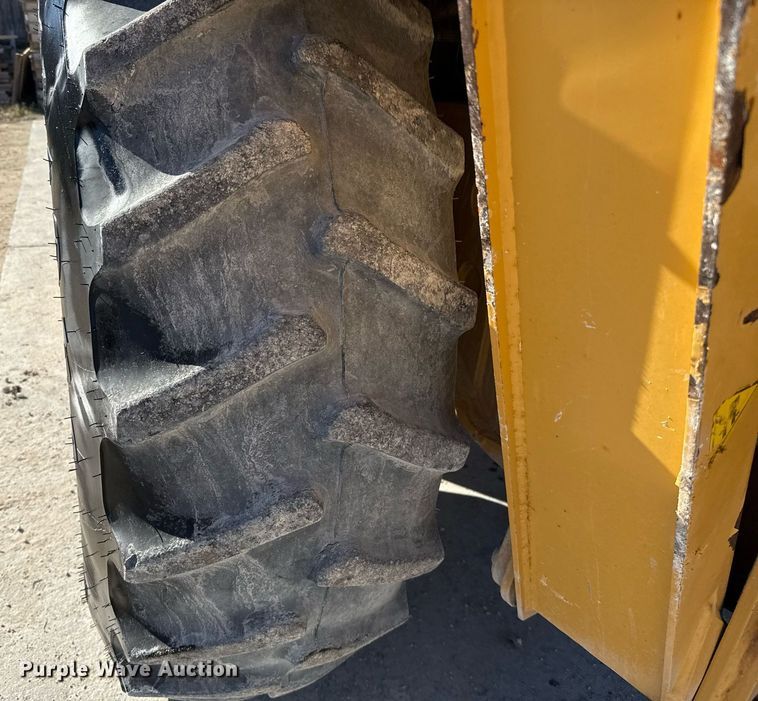 image for item EJ3371 1997 New Holland 555E backhoe