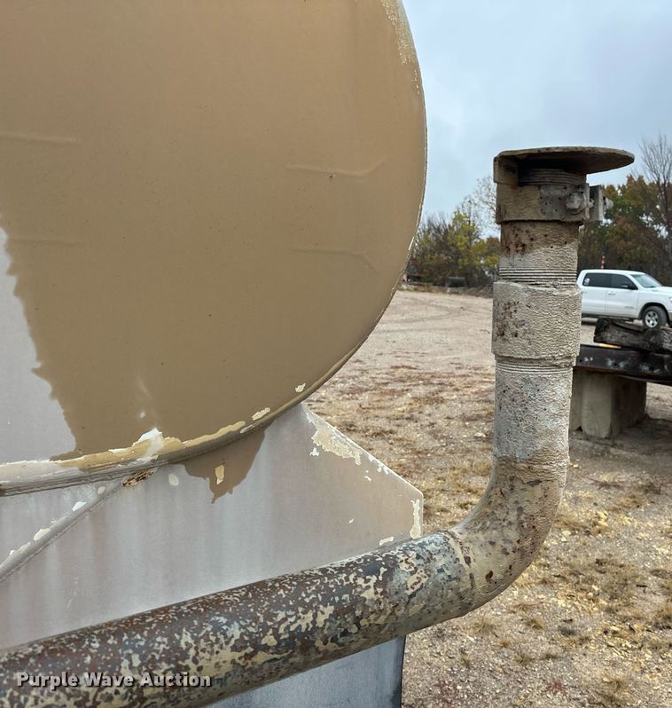 image for item EJ5203 2012 Peterbilt 365 water truck