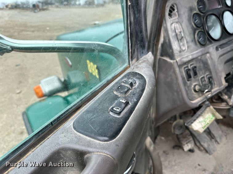 image for item EJ5203 2012 Peterbilt 365 water truck