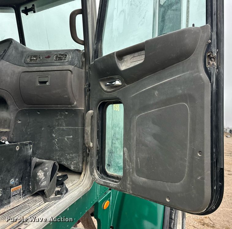 image for item EJ5203 2012 Peterbilt 365 water truck