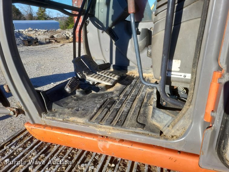 image for item EJ8137 2006 Hitachi ZAXIS 135US excavator