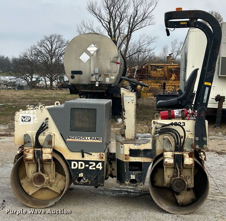 image for item EK3729 1998 Ingersoll Rand DD-24 double drum vibratory roller