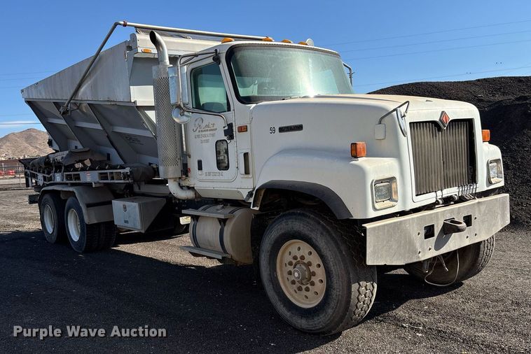 image for item EL5996 2000 International 5500I stone slinger