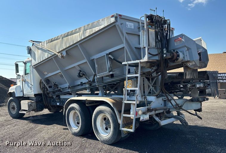 image for item EL5996 2000 International 5500I stone slinger