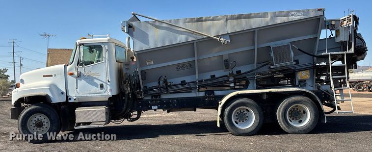 image for item EL5996 2000 International 5500I stone slinger