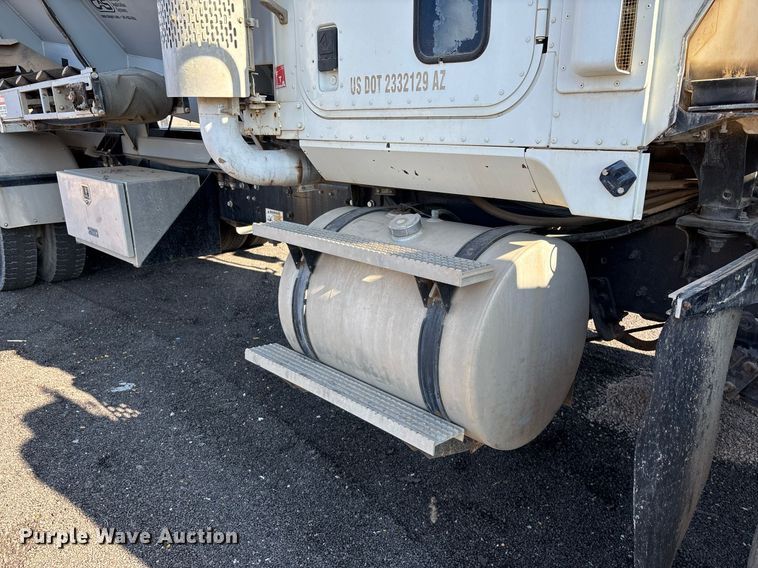 image for item EL5996 2000 International 5500I stone slinger