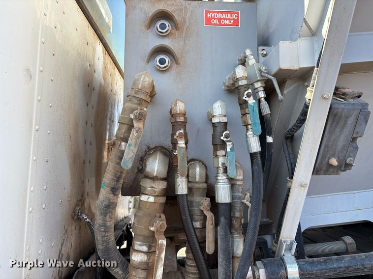 image for item EL5996 2000 International 5500I stone slinger