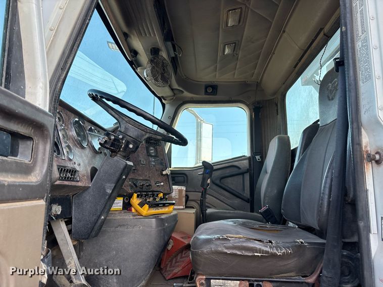 image for item EL5996 2000 International 5500I stone slinger