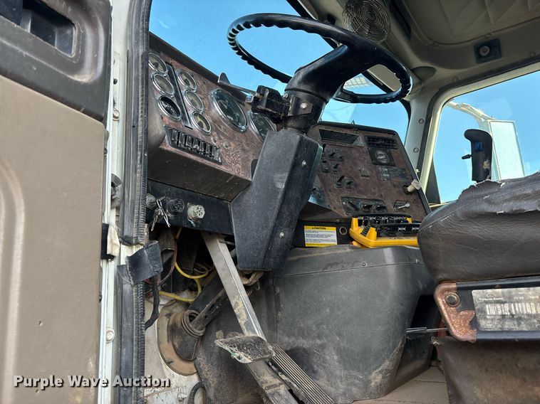 image for item EL5996 2000 International 5500I stone slinger