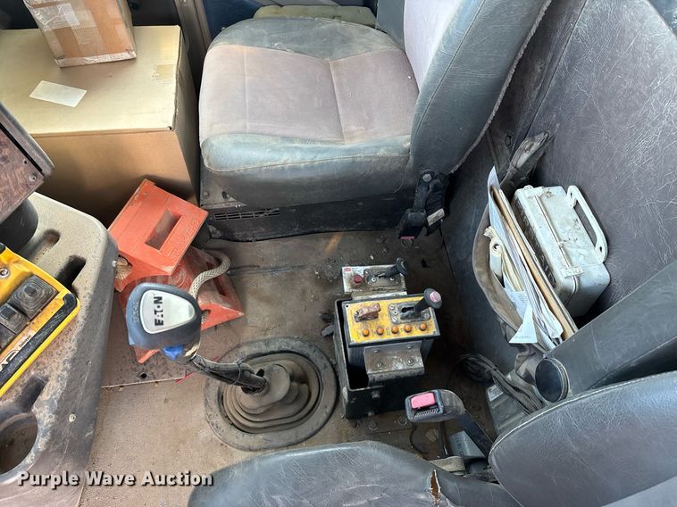 image for item EL5996 2000 International 5500I stone slinger