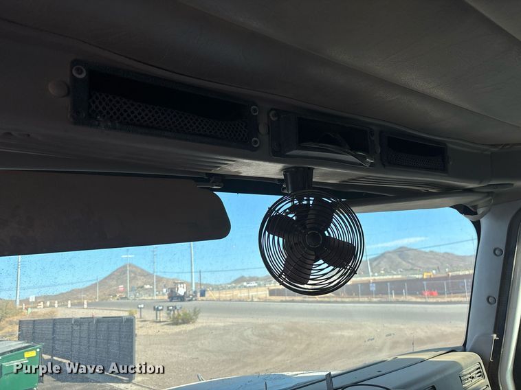 image for item EL5996 2000 International 5500I stone slinger