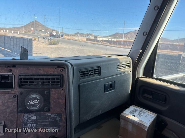 image for item EL5996 2000 International 5500I stone slinger