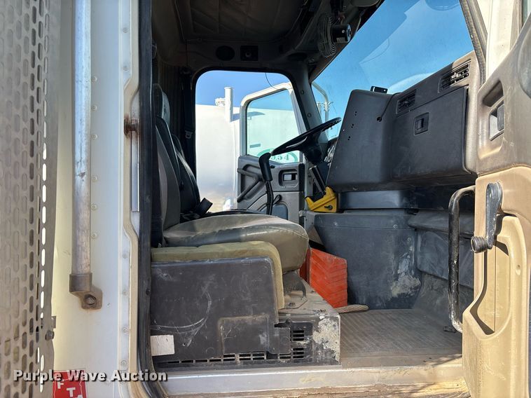 image for item EL5996 2000 International 5500I stone slinger