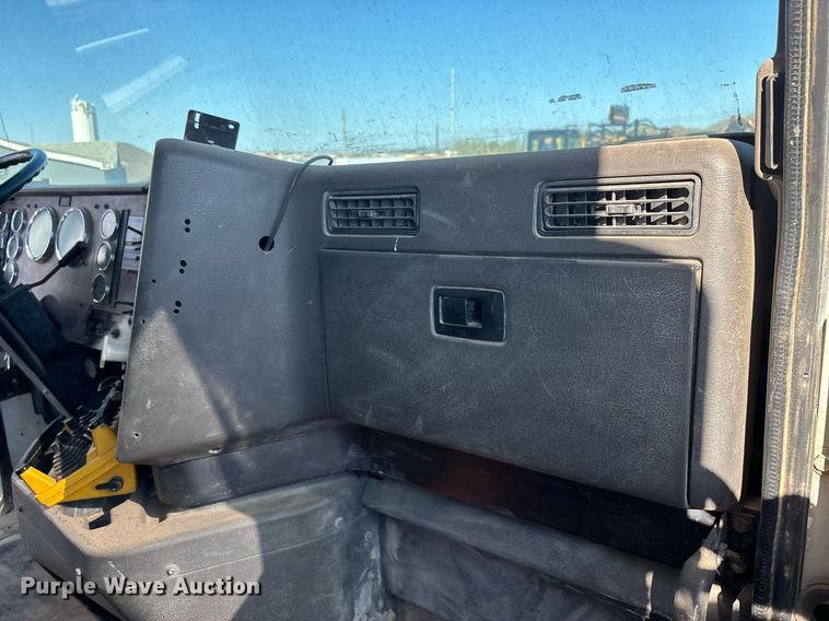 image for item EL5996 2000 International 5500I stone slinger