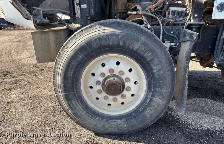 image for item EL5996 2000 International 5500I stone slinger