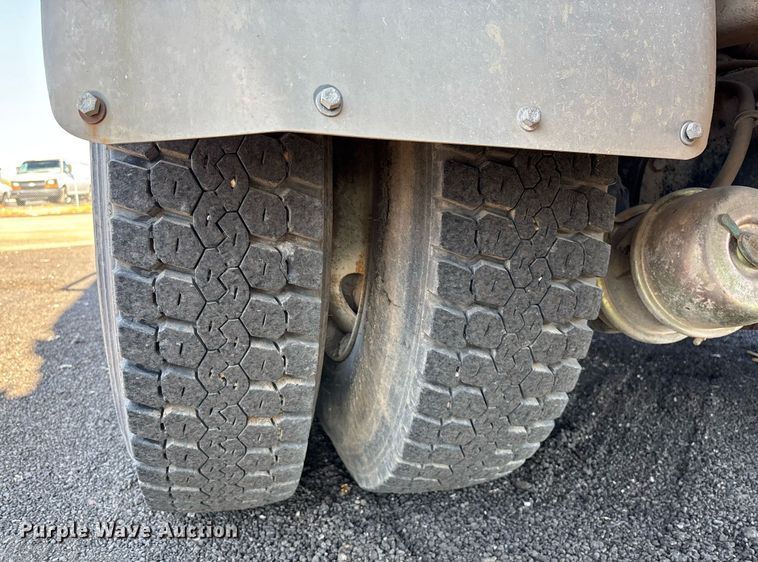 image for item EL5996 2000 International 5500I stone slinger