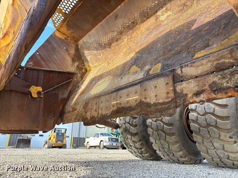 image for item EM0027 2012 John Deere 2112C scraper