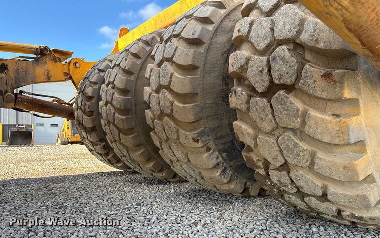 image for item EM0027 2012 John Deere 2112C scraper