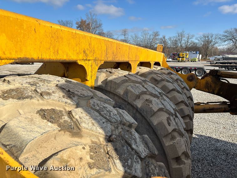 image for item EM0027 2012 John Deere 2112C scraper