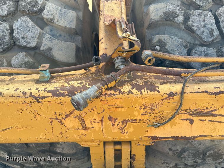 image for item EM0027 2012 John Deere 2112C scraper