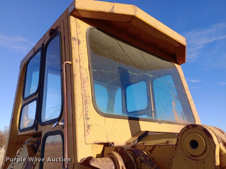image for item EN8609 1972 Caterpillar  955L track loader