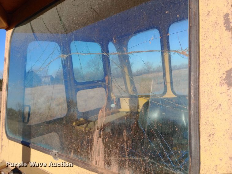 image for item EN8609 1972 Caterpillar  955L track loader