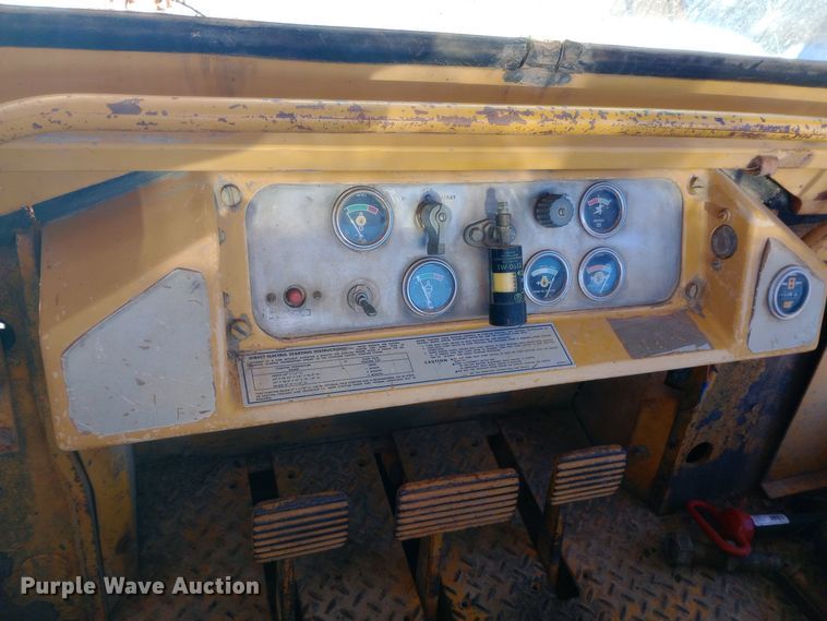 image for item EN8609 1972 Caterpillar  955L track loader